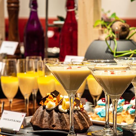 Mercure Hyderabad Kcp Banjara Hills, An Accor Hotel Екстериор снимка A dessert buffet