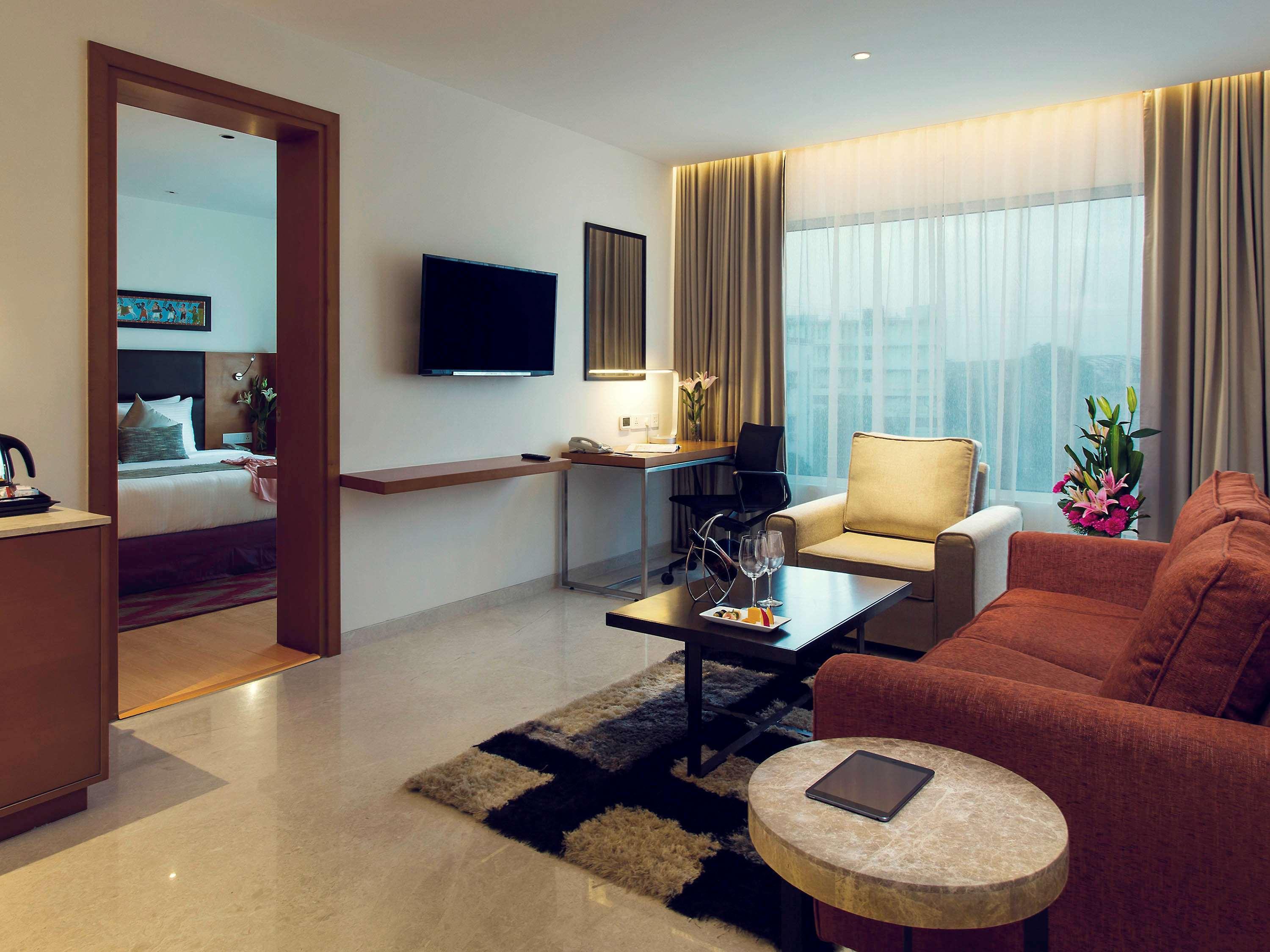 Mercure Hyderabad Kcp Banjara Hills, An Accor Hotel Екстериор снимка Suite room at the hotel