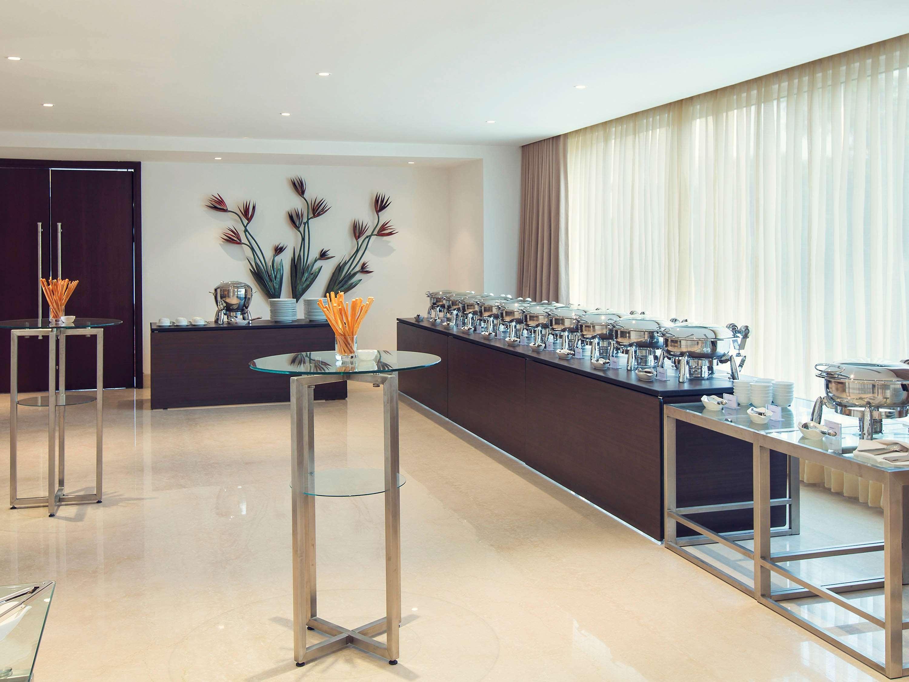 Mercure Hyderabad Kcp Banjara Hills, An Accor Hotel Екстериор снимка A buffet at a hotel