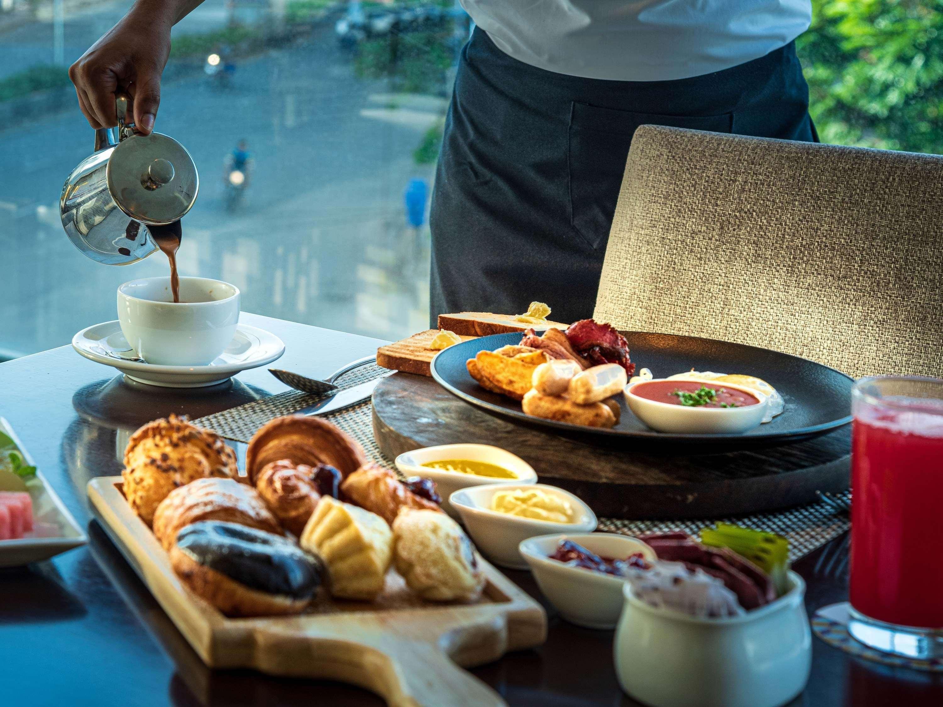 Mercure Hyderabad Kcp Banjara Hills, An Accor Hotel Екстериор снимка A breakfast at the hotel