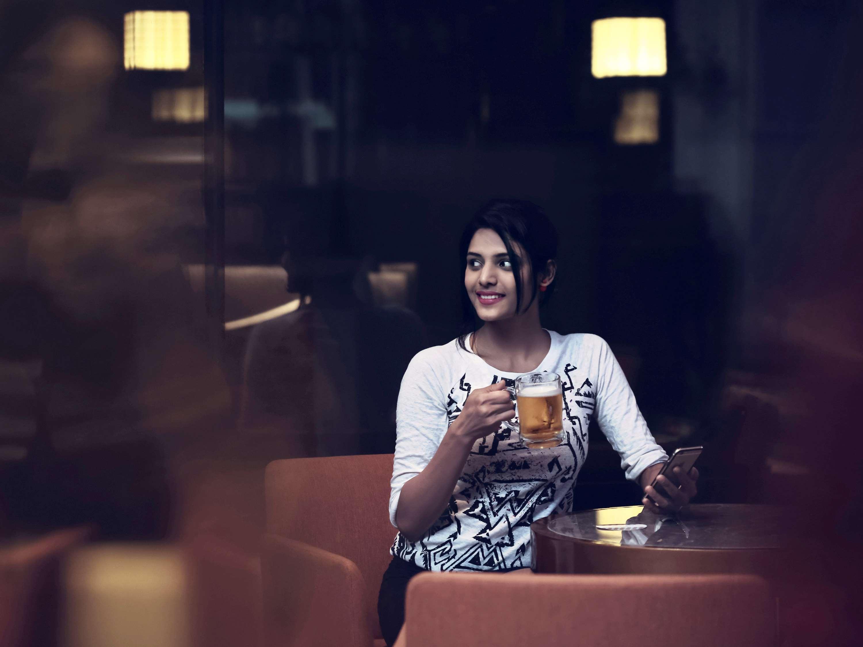 Mercure Hyderabad Kcp Banjara Hills, An Accor Hotel Екстериор снимка A woman drinking beer