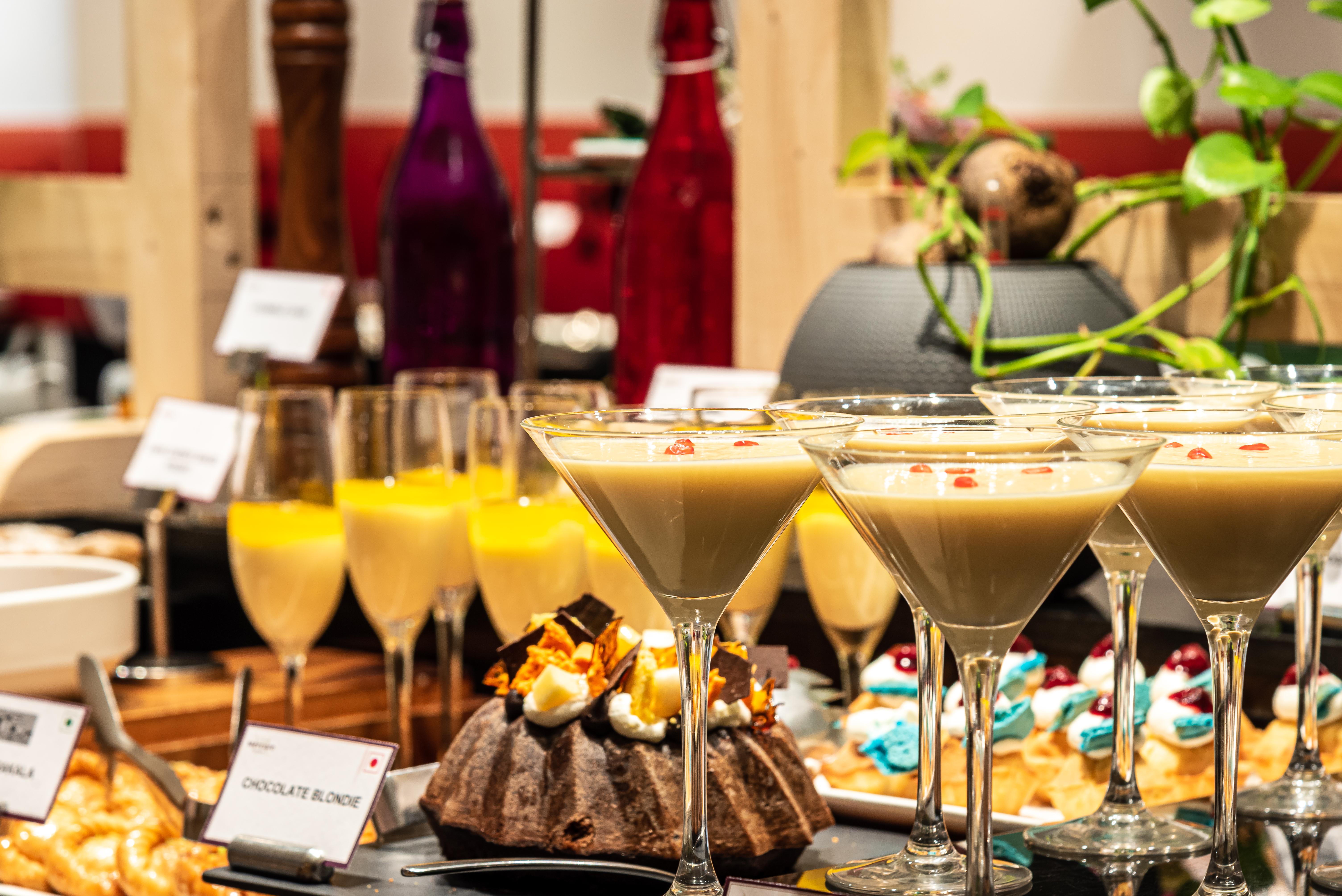 Mercure Hyderabad Kcp Banjara Hills, An Accor Hotel Екстериор снимка A dessert buffet
