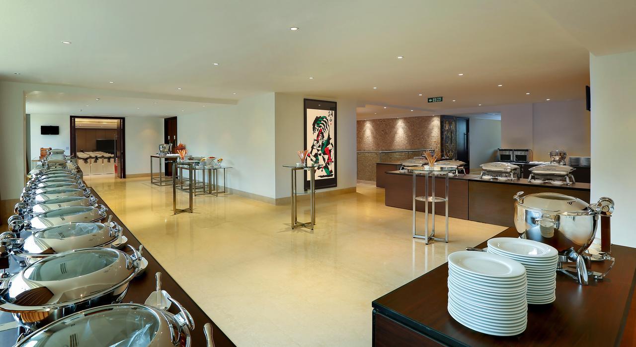 Mercure Hyderabad Kcp Banjara Hills, An Accor Hotel Екстериор снимка The interior of the lounge