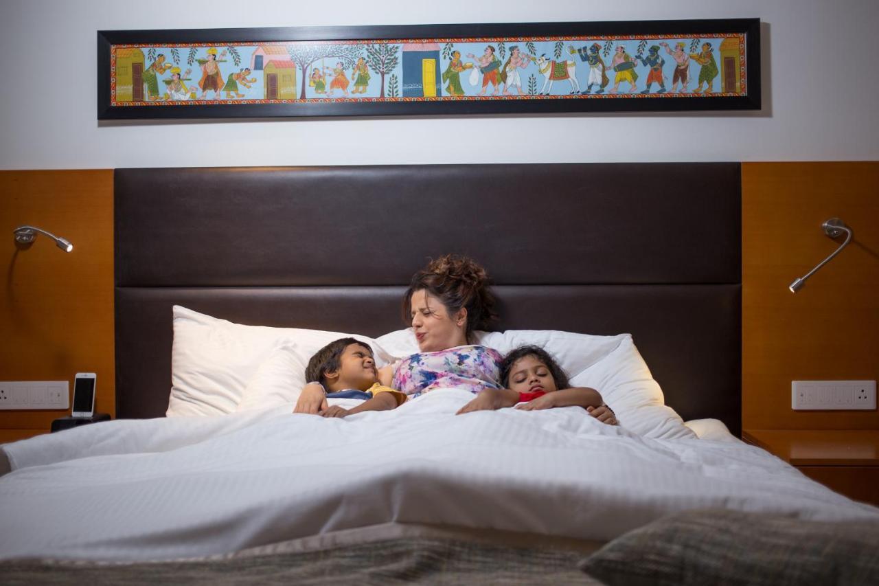 Mercure Hyderabad Kcp Banjara Hills, An Accor Hotel Екстериор снимка A mother and her two children in a hotel room